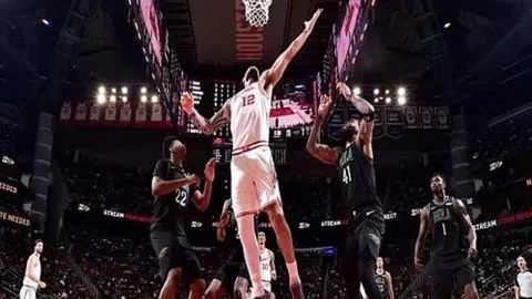 范乔丹独揽37分助力火箭击败热火续写九连胜，阿门全能数据维金斯再展风采。